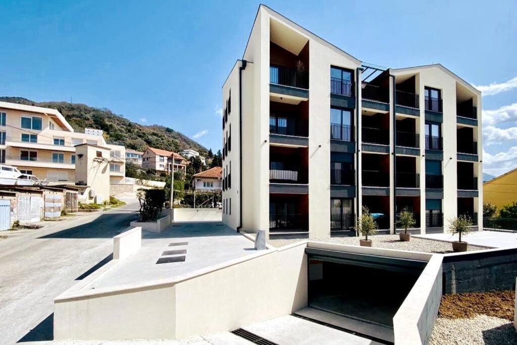 New! Stylish 2 Bedroom Condo With View & Pool Tivat Exterior photo